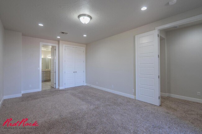 Building Photo - Pet Friendly 4 Bedroom Home! Internet Incl...