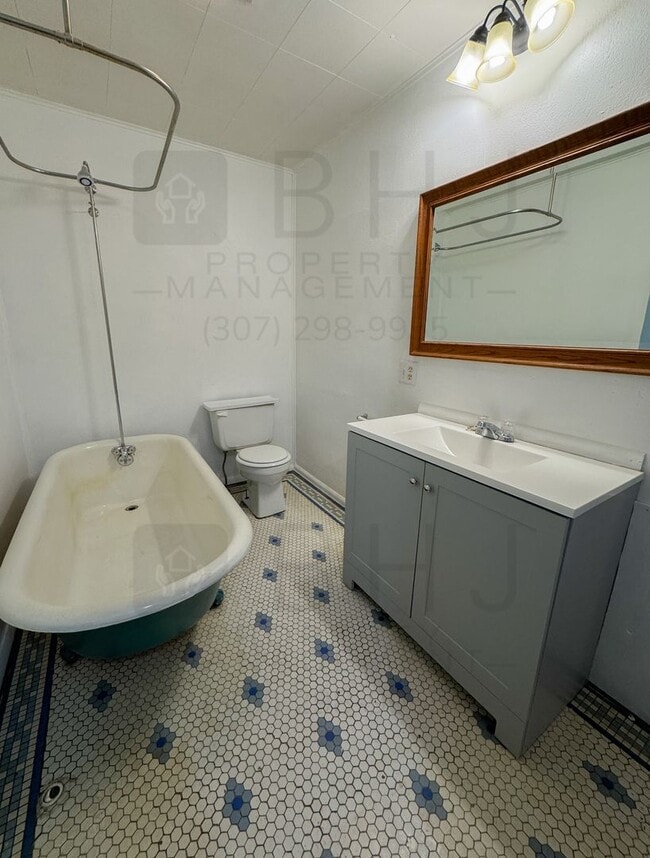 Building Photo - PET FRIENDLY 1 BEDROOM UNIT. INCLUDES UTILITIES AND STORAGE