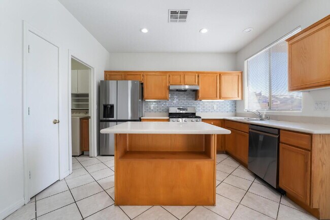 Building Photo - 4 bedroom, 2.5 bathroom, Summerlin Home, Low Maintenance Yard