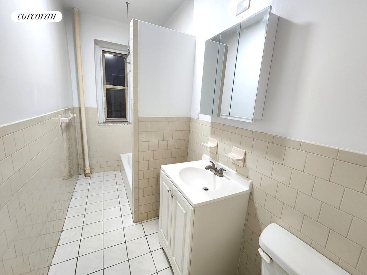 Building Photo - 3900 Greystone Ave