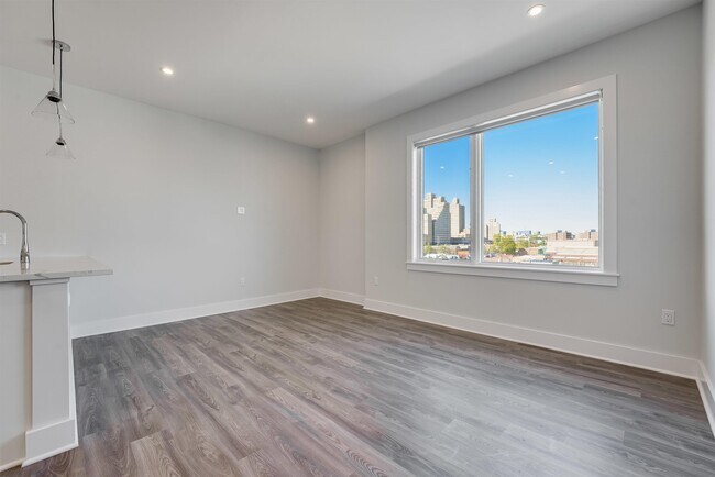 Building Photo - 658 Grand St