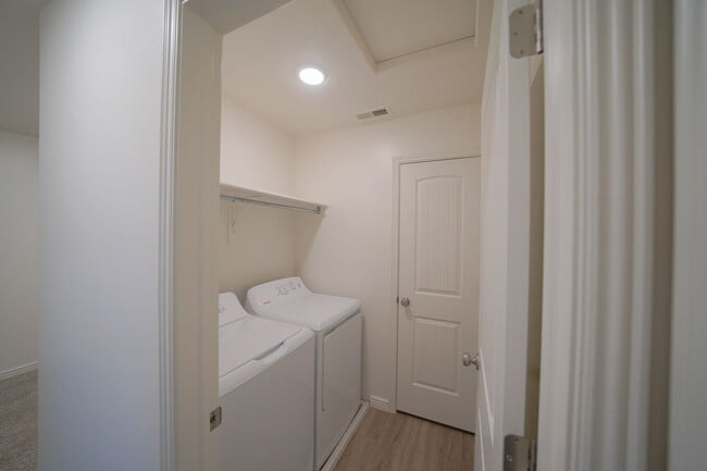 Building Photo - Remodeled 3 Bed / 2.5 Bath Townhome in Great Location