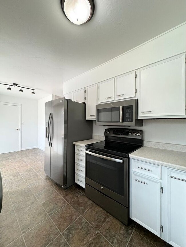 Building Photo - Charming Updated 3bd, 1bath Home In SW Lov...
