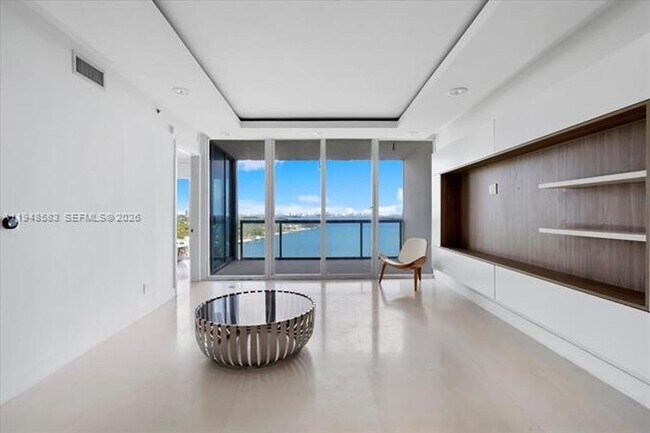 Building Photo - 601 NE 36th St