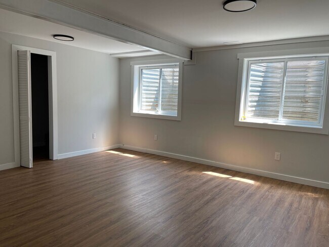 Building Photo - Duplex with 5 Bedroom & 4 Baths