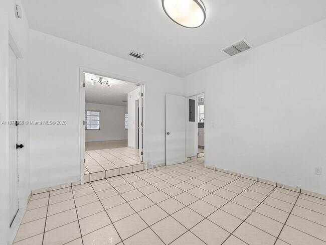 Building Photo - 1515 NE 2nd Ave