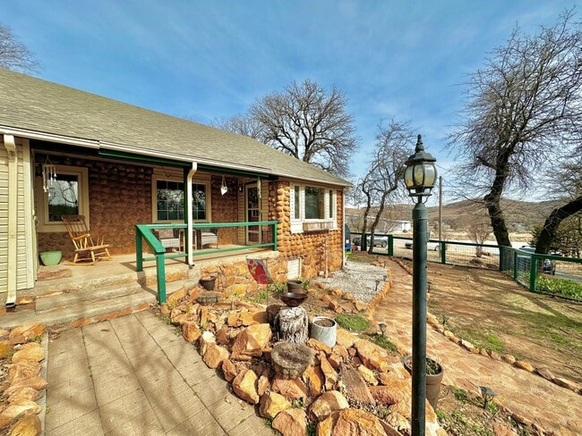 Building Photo - Rustic Charm