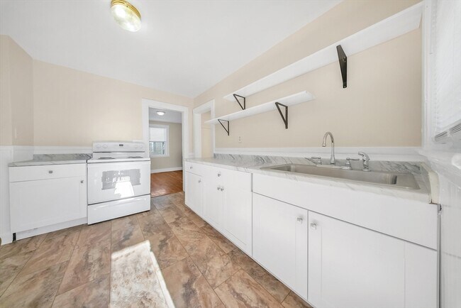 Building Photo - 25 5th Ave