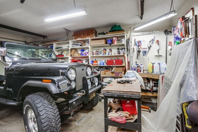 Building Photo - Welcome to this beautiful 1,042 sq. ft. condo offering modern comfort in a prime location!