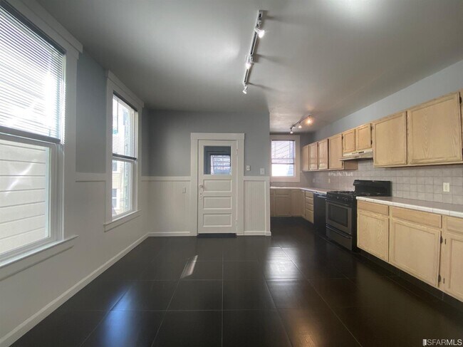 Building Photo - 1556 Howard St