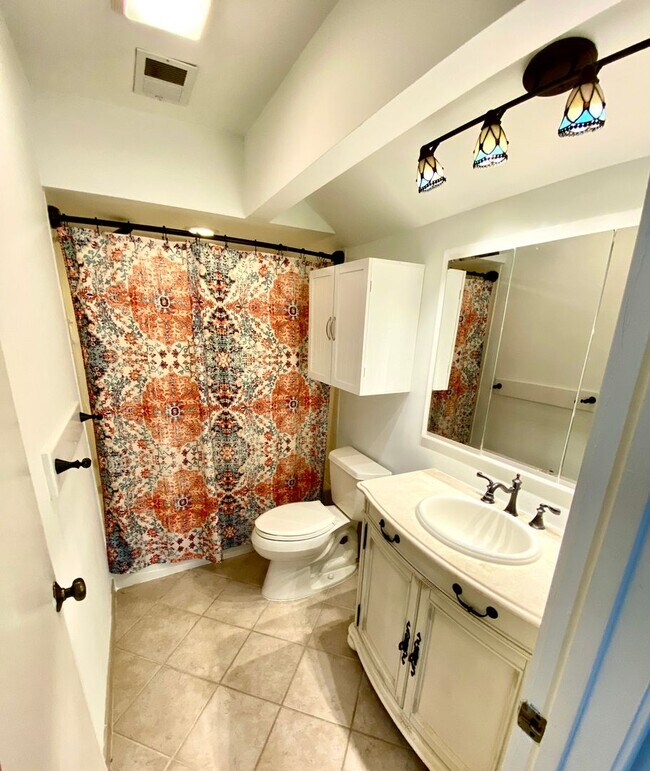 Building Photo - Townhome Style Loft Condo Gated Marina Community + Utilities Included!