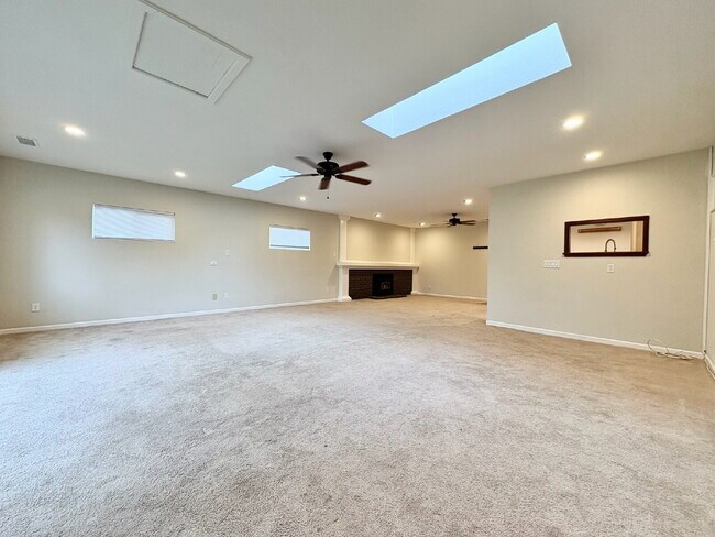 Building Photo - Spacious 3 Bedroom Gilroy Home with AC  & Attached Garage