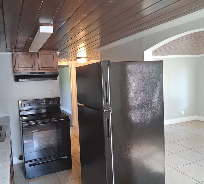Building Photo - 2bedroom 1bath duplex