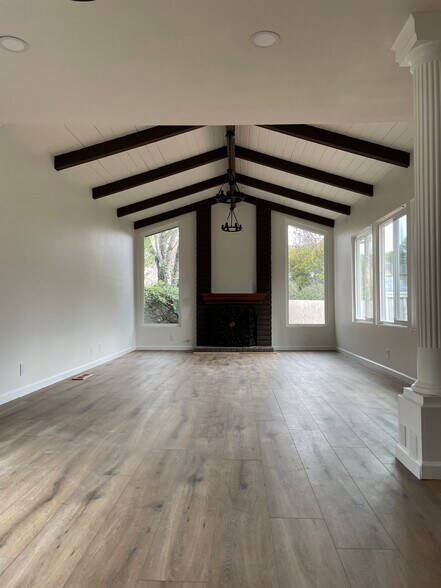 Building Photo - 717 Navaronne Way