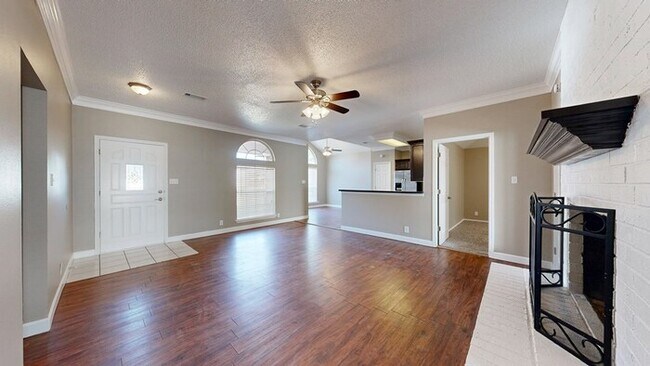 Building Photo - 3 bed 2 bath home, 2 car garage