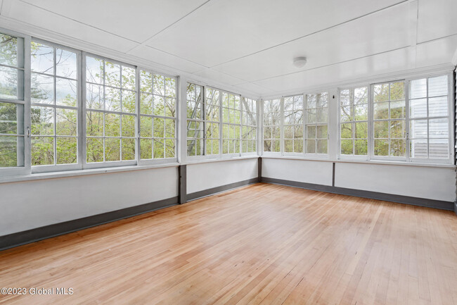 Building Photo - 136 Saratoga Ave