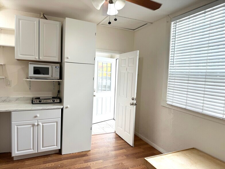 Primary Photo - 3127 Raymond Ave