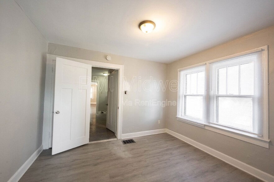 Building Photo - 915 N Drexel Ave