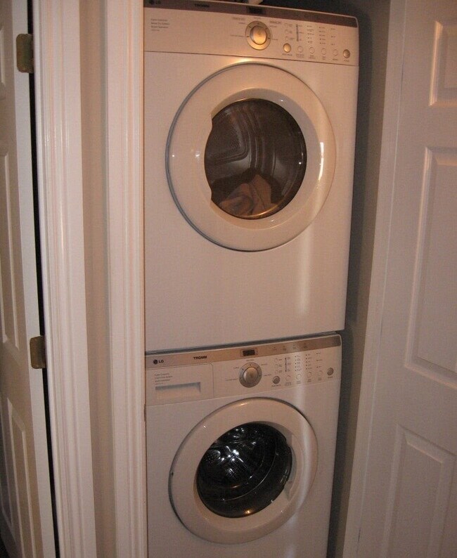 Building Photo - ASU Rooms for Rent – All Utilities Include...