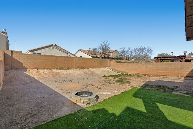 Building Photo - Single Story Stunner in Silverado Ranch!