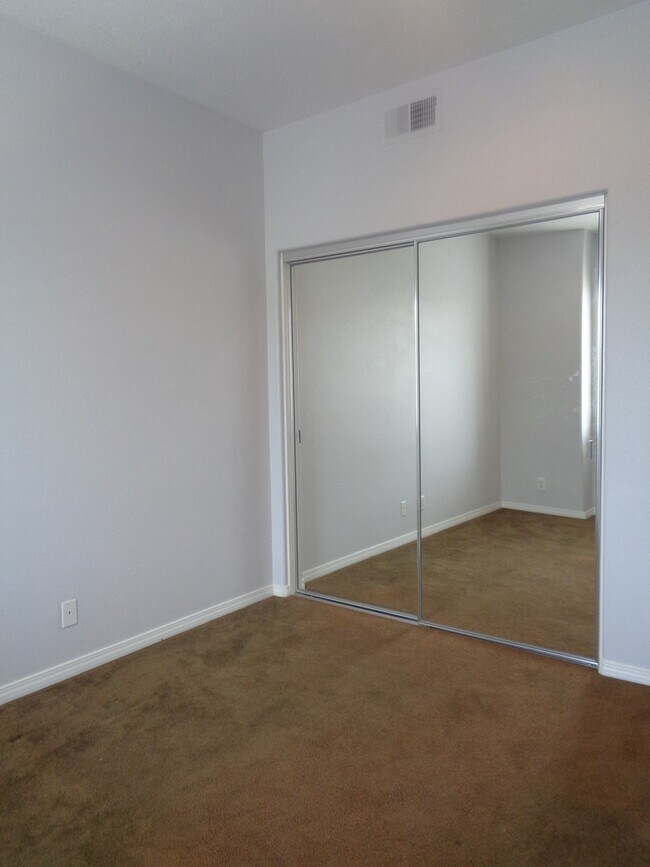Building Photo - Custom executive home in gated community 1...