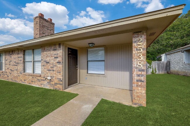 Building Photo - Updated 2 Bed, 2 Bath Home in Desirable Location