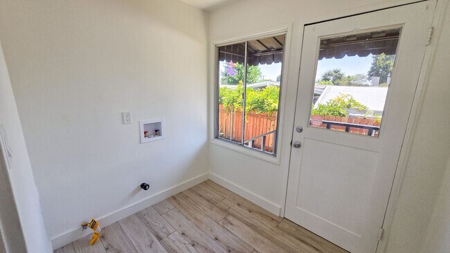 Building Photo - Beautifully Remodeled Detached 2 Bed 1 Bath Home with yard and pet friendly!