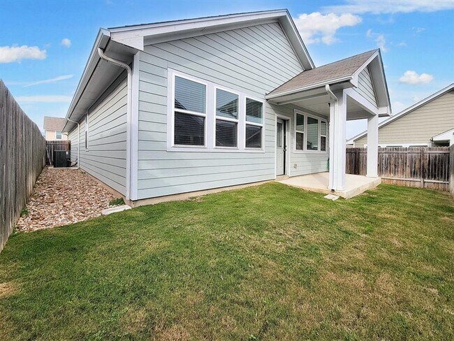 Building Photo - Modern 3BR/2BA Home with Garage & Fenced Backyard