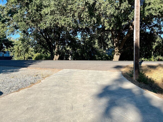 Building Photo - Well maintained single story on over half an acre lot!