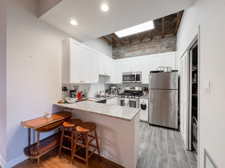 Building Photo - 2136 N Clifton Ave