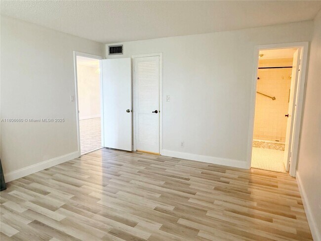 Building Photo - 8970 S Hollybrook Blvd