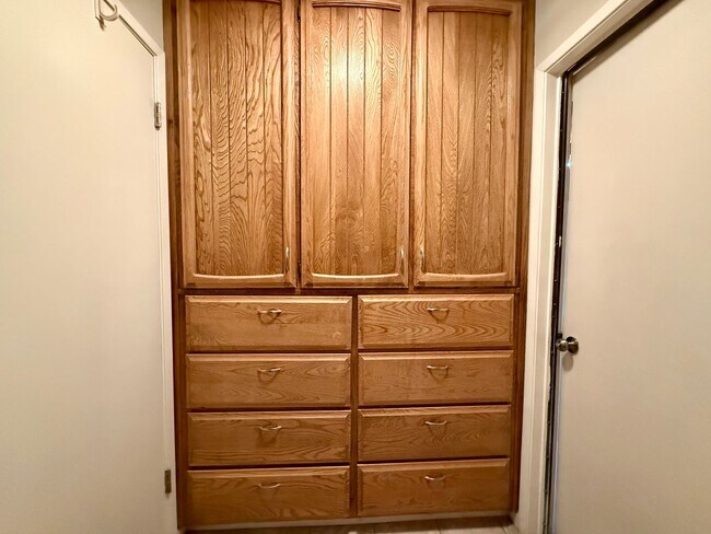 Building Photo - Single story home with vaulted ceilings!