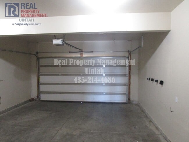 Building Photo - 3 Bed 2.5 bath Townhome