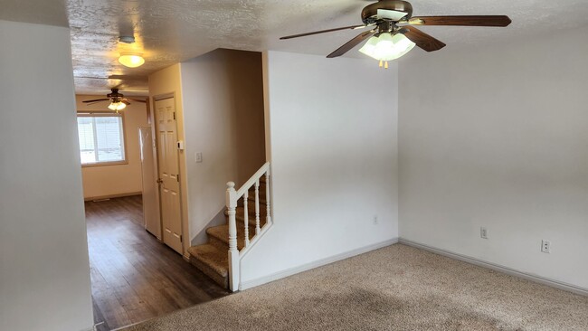 Building Photo - 2 bed 1.5 bath unit in the Meadows