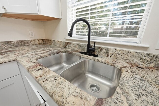 Building Photo - 3 bedroom in Mary Esther Heights!