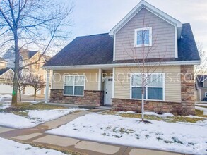 Building Photo - 3 Bedroom, 2.5 Bath Townhome in Urbandale