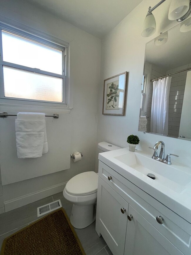 Building Photo - Gorgeously remodeled High Pointe 1bd/1ba C...