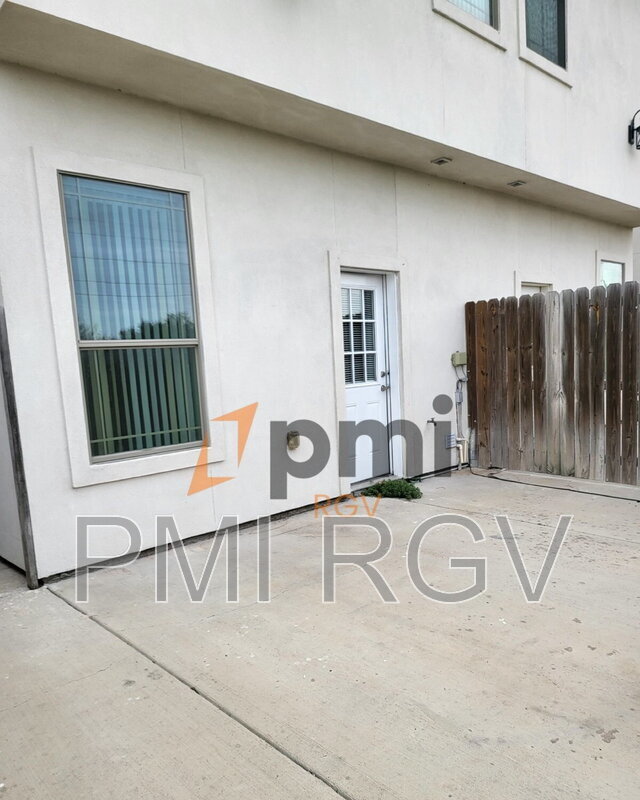 Building Photo - 1405 W Kiwi Ave