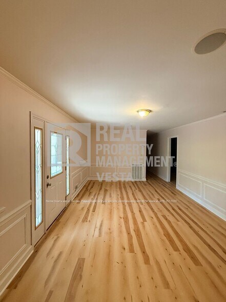 Building Photo - 5116 Pineridge Dr