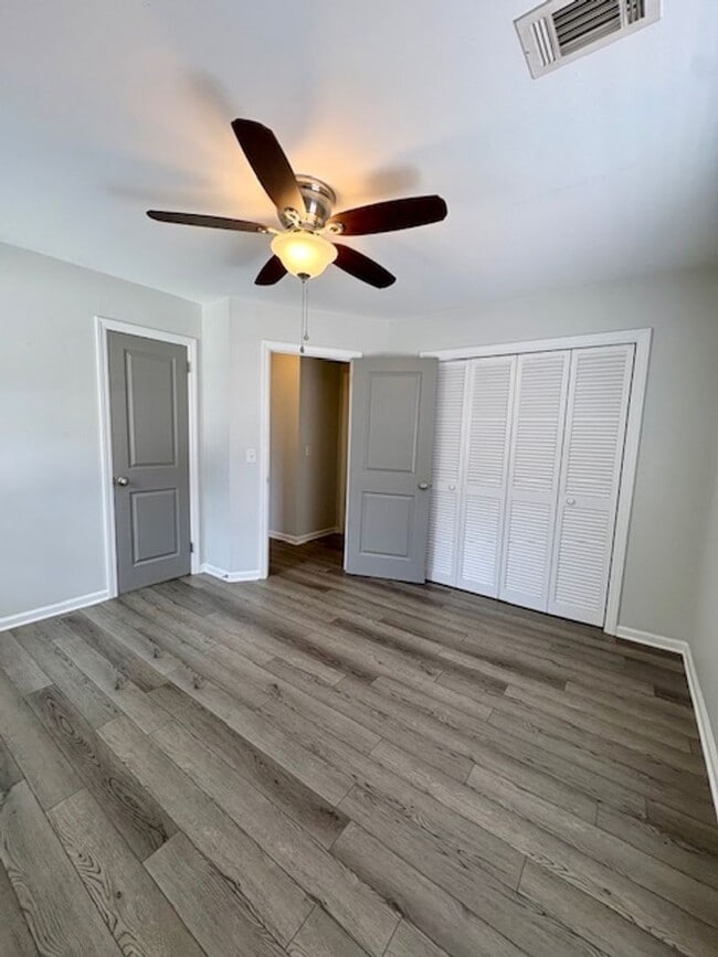 Building Photo - Charming Three Bedroom Duplex on Harborvie...