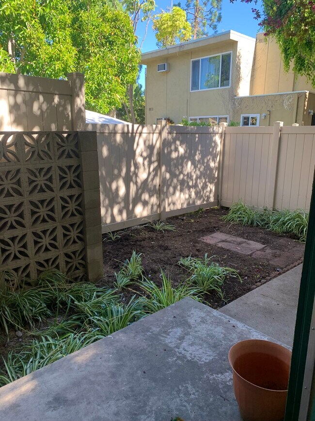 private garden at front door - 11138 Aqua Vista St