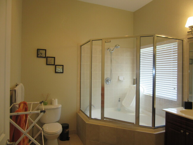 Building Photo - Lovely 3 BR / 2 BA Condo Located In Desira...