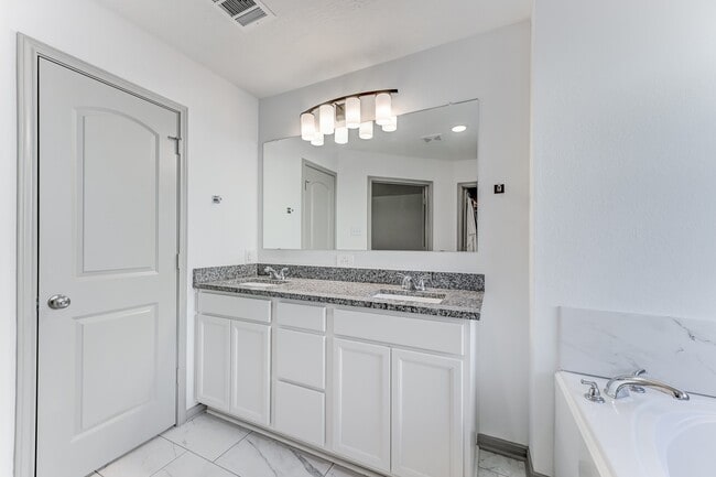 Building Photo - 204 Shoreview Dr