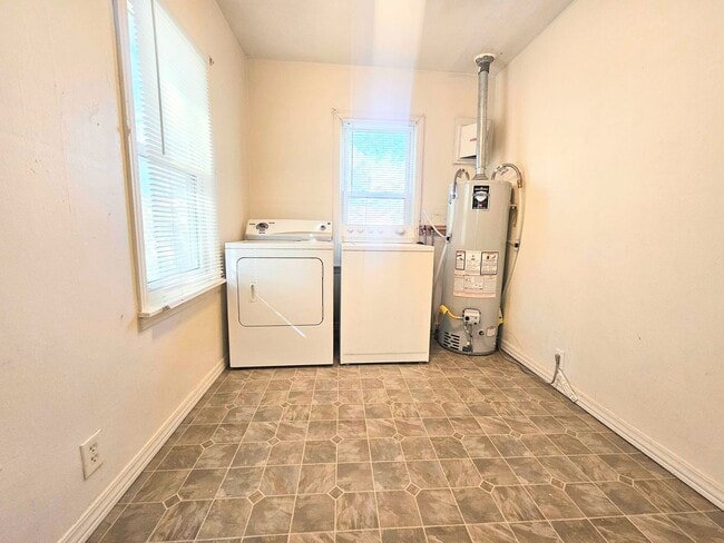 Building Photo - Beautiful 2 Bedroom 1 Bath