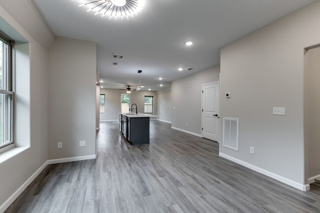Building Photo - 271 Garry Dr