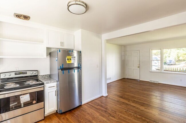 Building Photo - 104 Stratford Ct