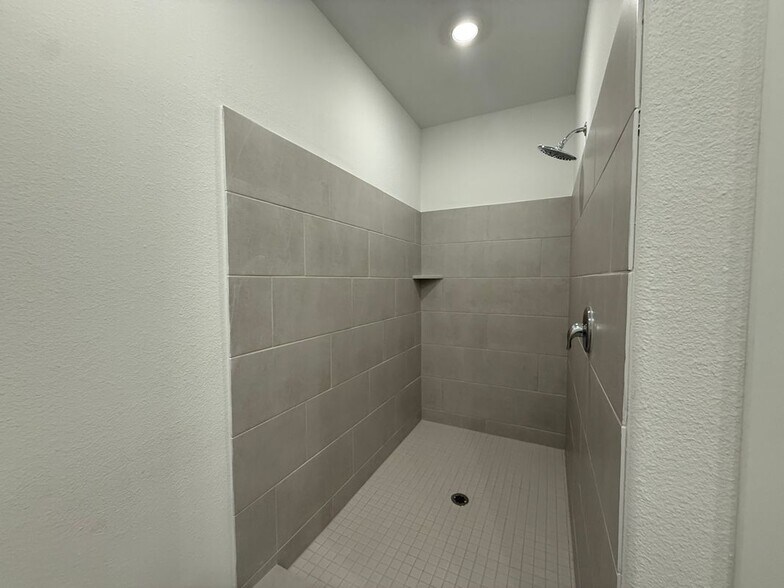 Building Photo - 928 Sugarberry St