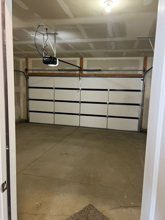 Building Photo - Townhome in Cedar Bend HOA
