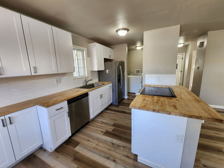 Building Photo - 2874 Carmel Cir