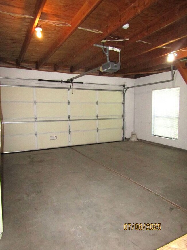 Building Photo - Beautiful Single Story Home in Great Santa...